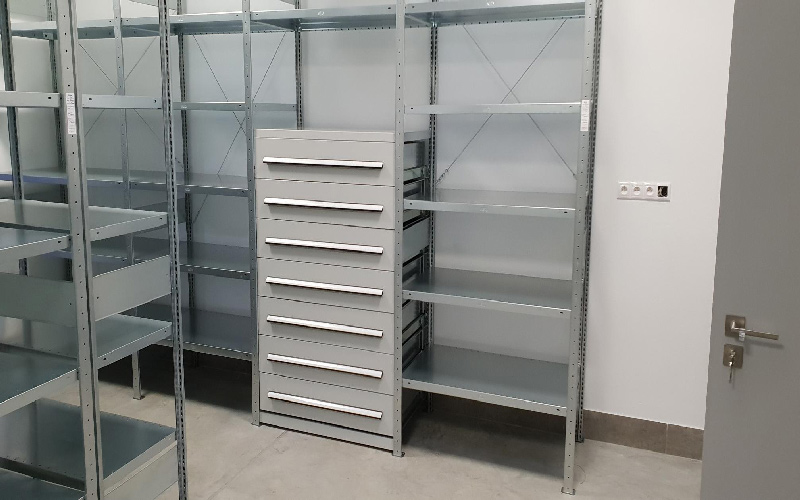 Meta-policove-regale-zasuvk