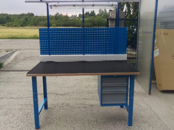 pracovný stôl s perfo stenou a svetlom